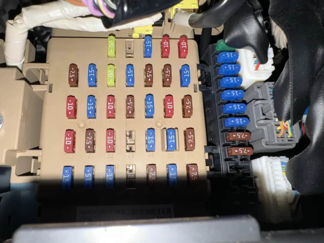 Gdzie są bezpieczniki w skuterze? Odkryj sekrety ich lokalizacji