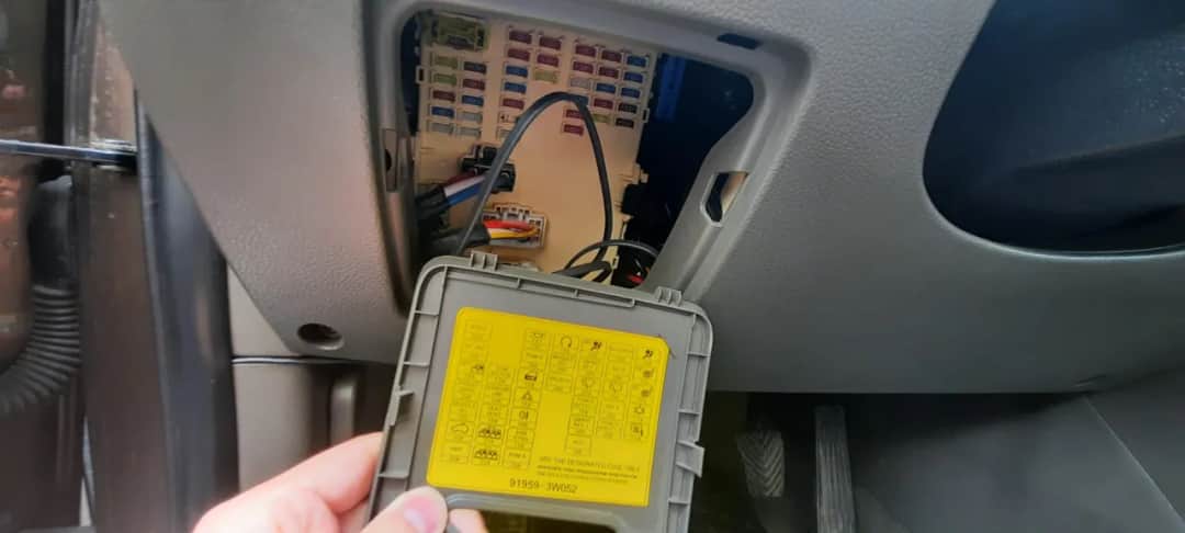 Bezpieczniki S-MAX - Gdzie są i jak je łatwo znaleźć?