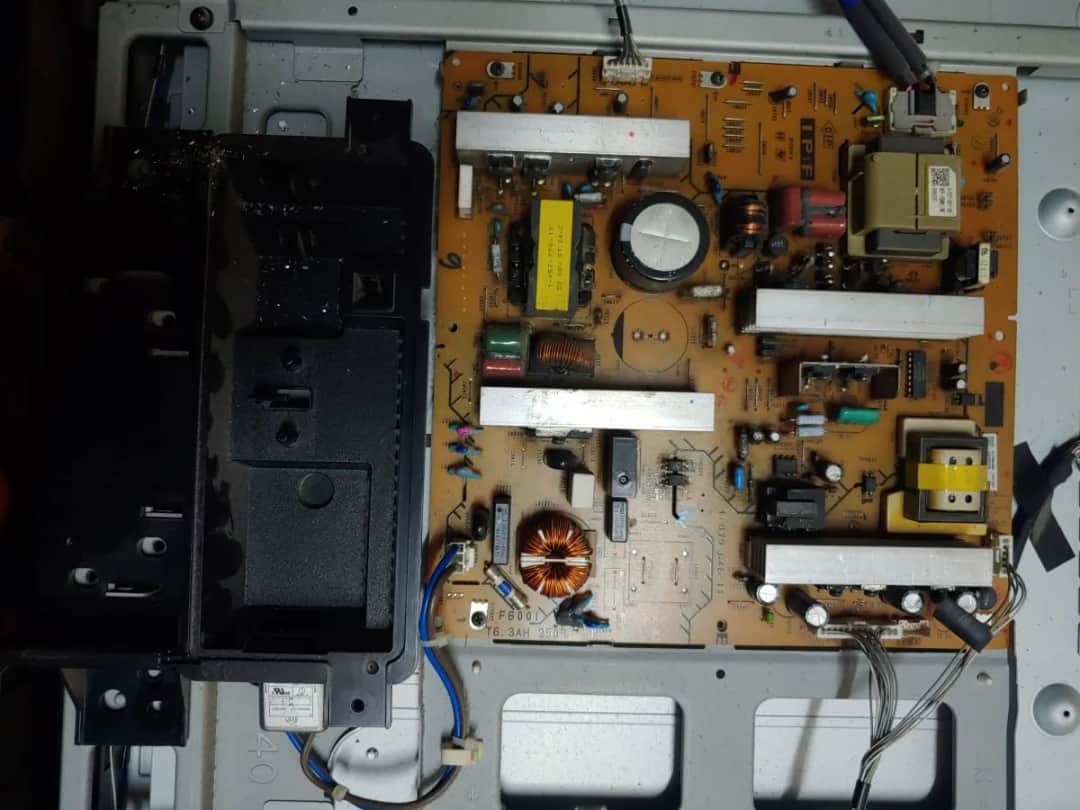 Gdzie jest bezpiecznik w telewizorze? Oto lokalizacja, której szukasz