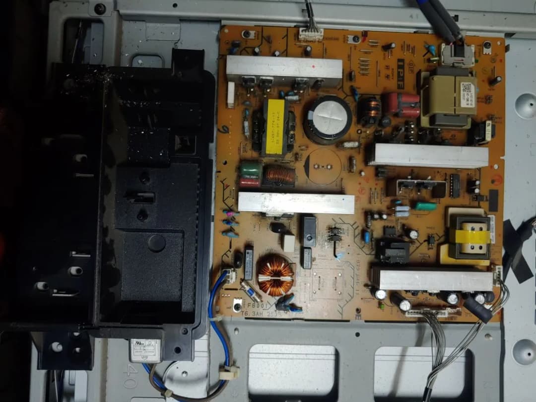 Gdzie jest bezpiecznik w telewizorze? Oto lokalizacja, której szukasz