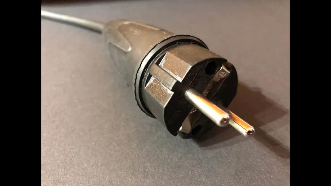 Jak podłączyć kabel do wtyczki z uziemieniem - uniknij niebezpieczeństw