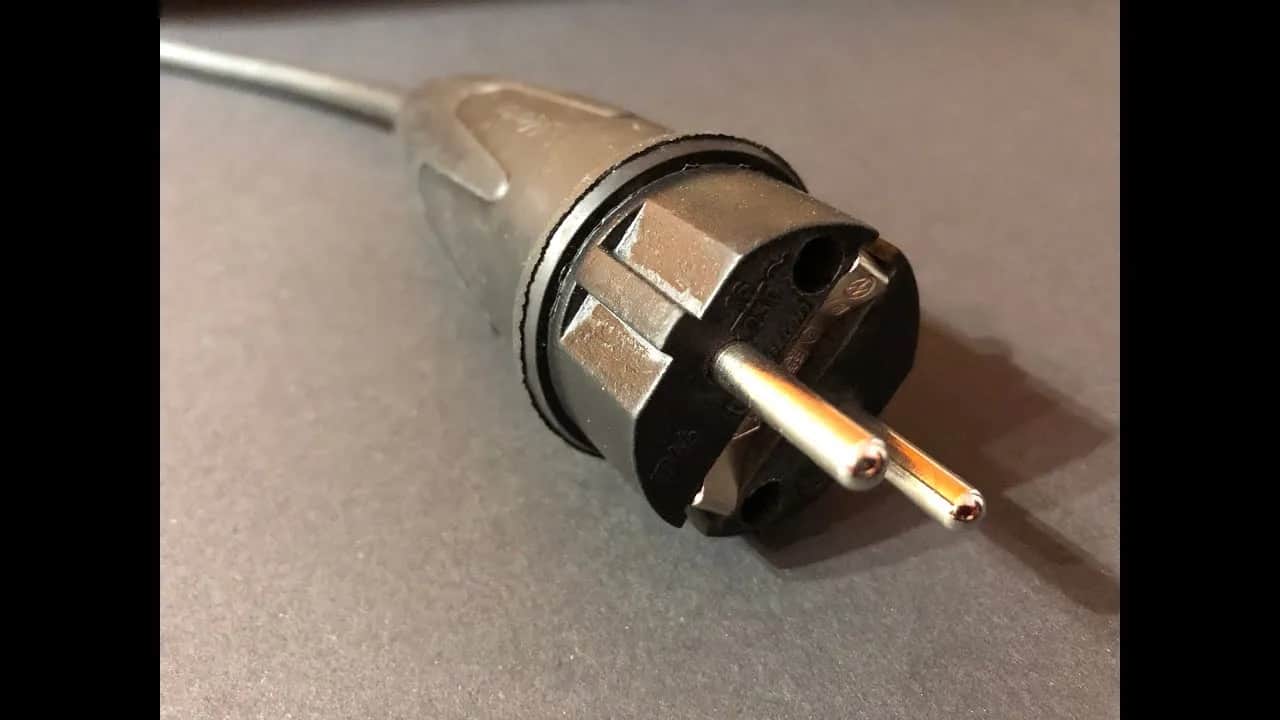 Jak podłączyć kabel do wtyczki z uziemieniem - uniknij niebezpieczeństw