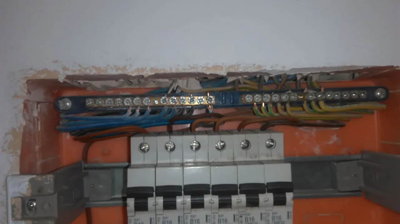 Jak sprawdzić uziemienie w domu i uniknąć niebezpieczeństw elektrycznych