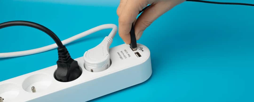 Czy podłączona ładowarka bez telefonu naprawdę pobiera prąd?