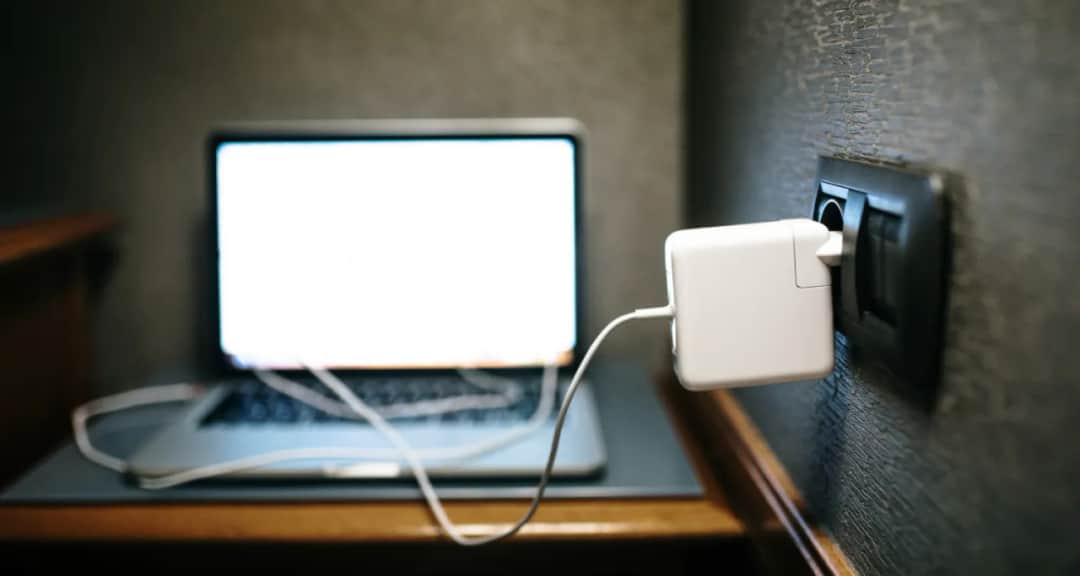 Ile prądu zużywa laptop na godzinę? Zaskakujące fakty o energii