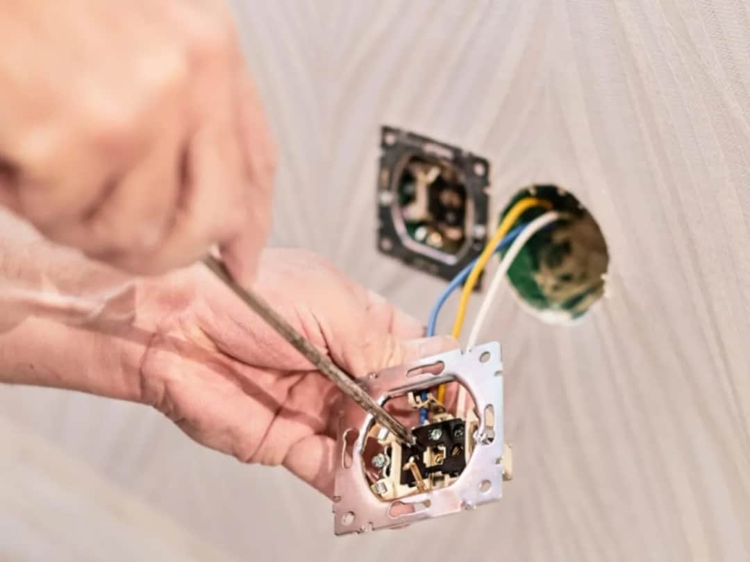 Ile kosztuje odbiór domu przez elektryka? Sprawdź, co wpływa na cenę