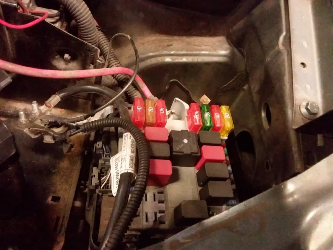 Gdzie są bezpieczniki w Fiat Doblo? Odkryj ich lokalizację i funkcje