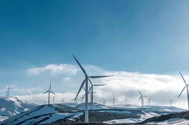 Jak działa elektrownia wiatrowa? Zrozum mechanizm produkcji energii