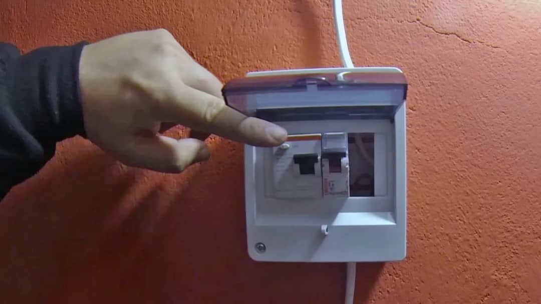 Czy różnicówka zadziała bez uziemienia? Poznaj ryzyko i zagrożenia